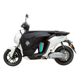 Coprigambe Termoscud® EASY E19, un coprigambe nero con trattamento idrorepellente. In uso su scooter. Di TUCANO URBANO.